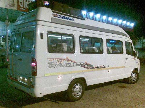 Facilities of 15 seater tempo traveller for Delhi Agra tour