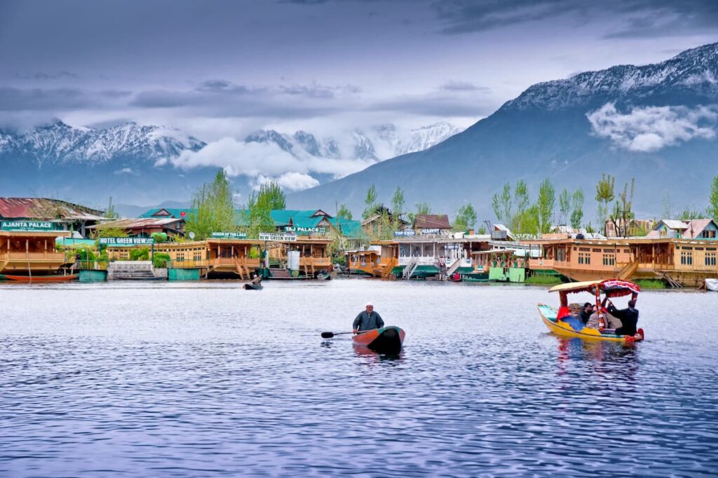 10 Reasons to Hire a Tempo Traveller For Jammu and Kashmir