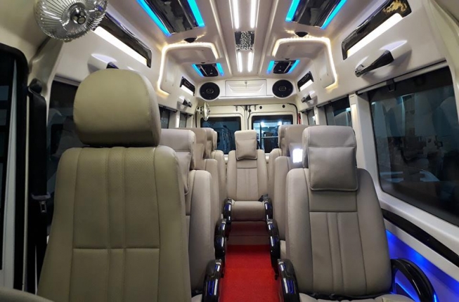 9 seater luxury tempo traveller price
